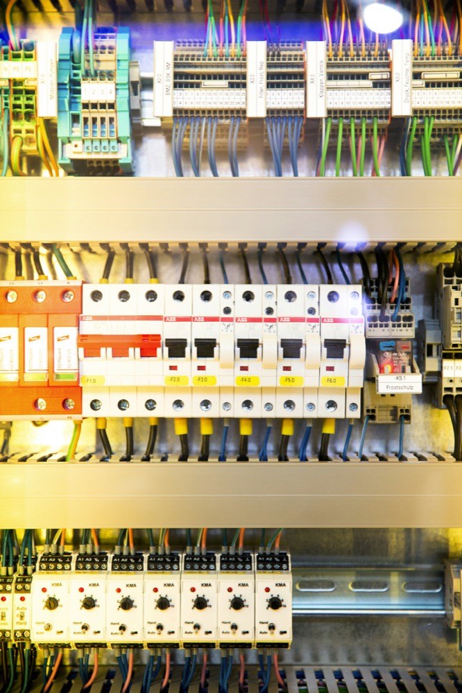 Sauber beschrifteter Verteilerschrank mit Sicherungsautomaten und farbig sortierten Klemmen